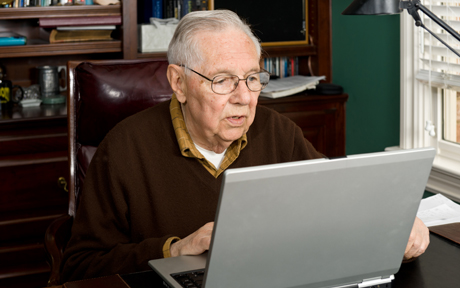 Seniorimies tietokoneella