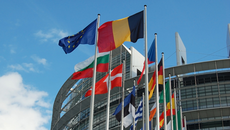 Kuvassa EU-maiden lippuja.