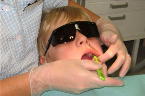 Hammaslääkäri tutkii potilaan suuta.