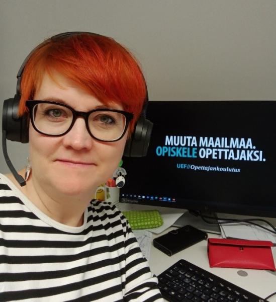 Valokuvassa on yliopistolehtori Aino Äikäs työhuoneellaan tietokoneen ääressä.