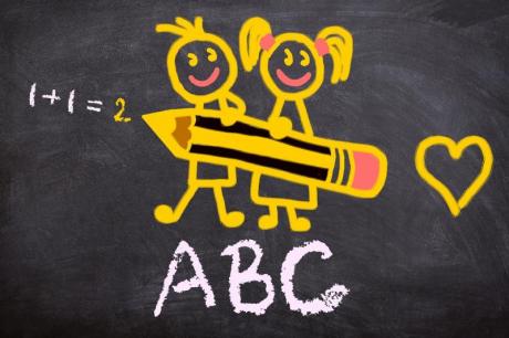 kuva esittää liitutaulu piirrosta, jossa on kaksi hahmo iso kynä kädessä sekä kirjaimet ABC