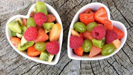 Valokuvassaon kaksi kulhoa, joihin on pilkottu marjoja ja hedelmiä.