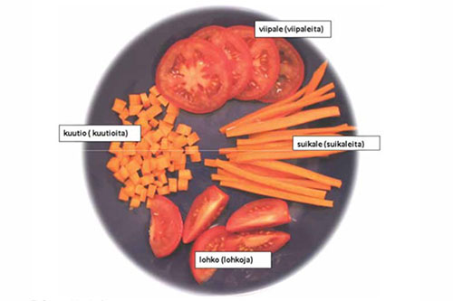 Salaattilautanen, jossa erilaisiksi paloiksi leikattuja tomaatteja ja porkkanoita.